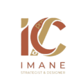 Monogramme IC entrelacé : lettre I en terracotta pleine et lettre C en or avec motifs zellige subtils. Texte 'IMANE STRATEGIST & DESIGNER' en dessous sur fond crème.